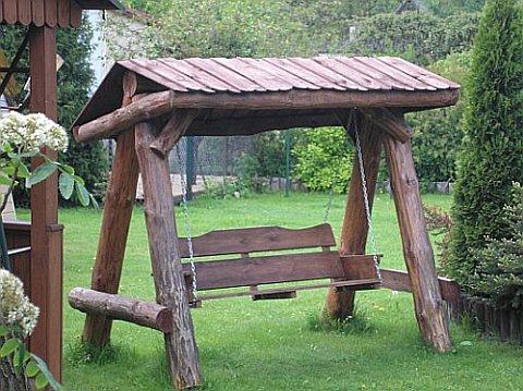 Záhradná drevená hojdačka pre letnú rezidenciu: správne vybavíme zónu odpočinku