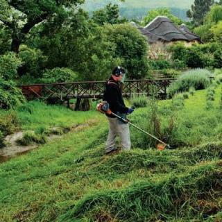 Benzotrimmer "Husqvarna-128R" pre trávniky