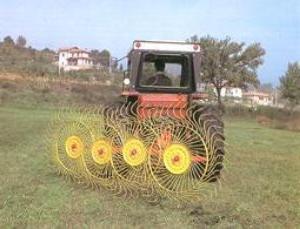 Traktorové hrable pre výrobu sena
