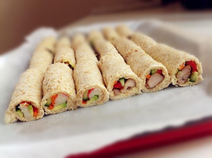 Recept: lavash roll s krabovými tyčinkami, syrom, cesnakom, vajcami a varenou ryžou