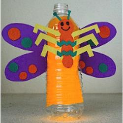Včela z plastových fliaš vyzdobí vašu kvetinovú záhradu