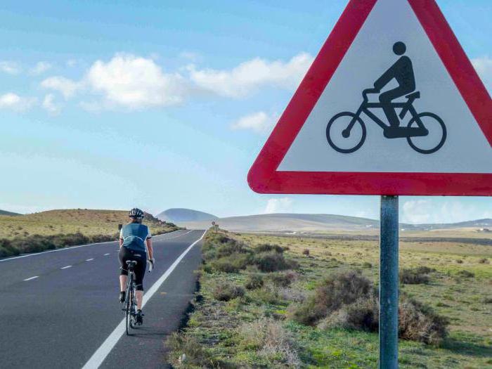 Znamenie zakazujúce pohyb na bicykli. Dopravné značky pre cyklistov. Cyklotrasa